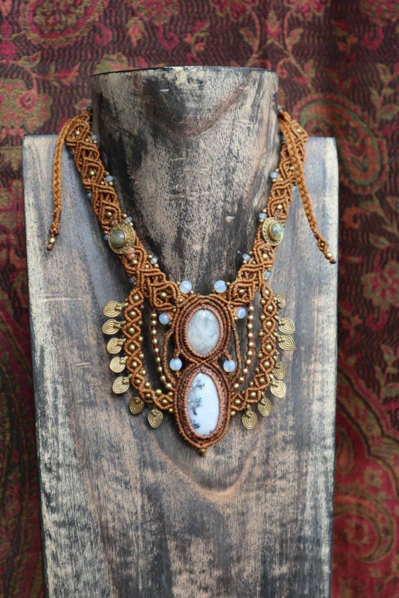 Bohemian Collier, Macramee Halskette Mit Mondstein Und Dendridenopal, Königinnen Halsband, Feen Schmuck, Amulett Der Elfenqueen von Vishaad143