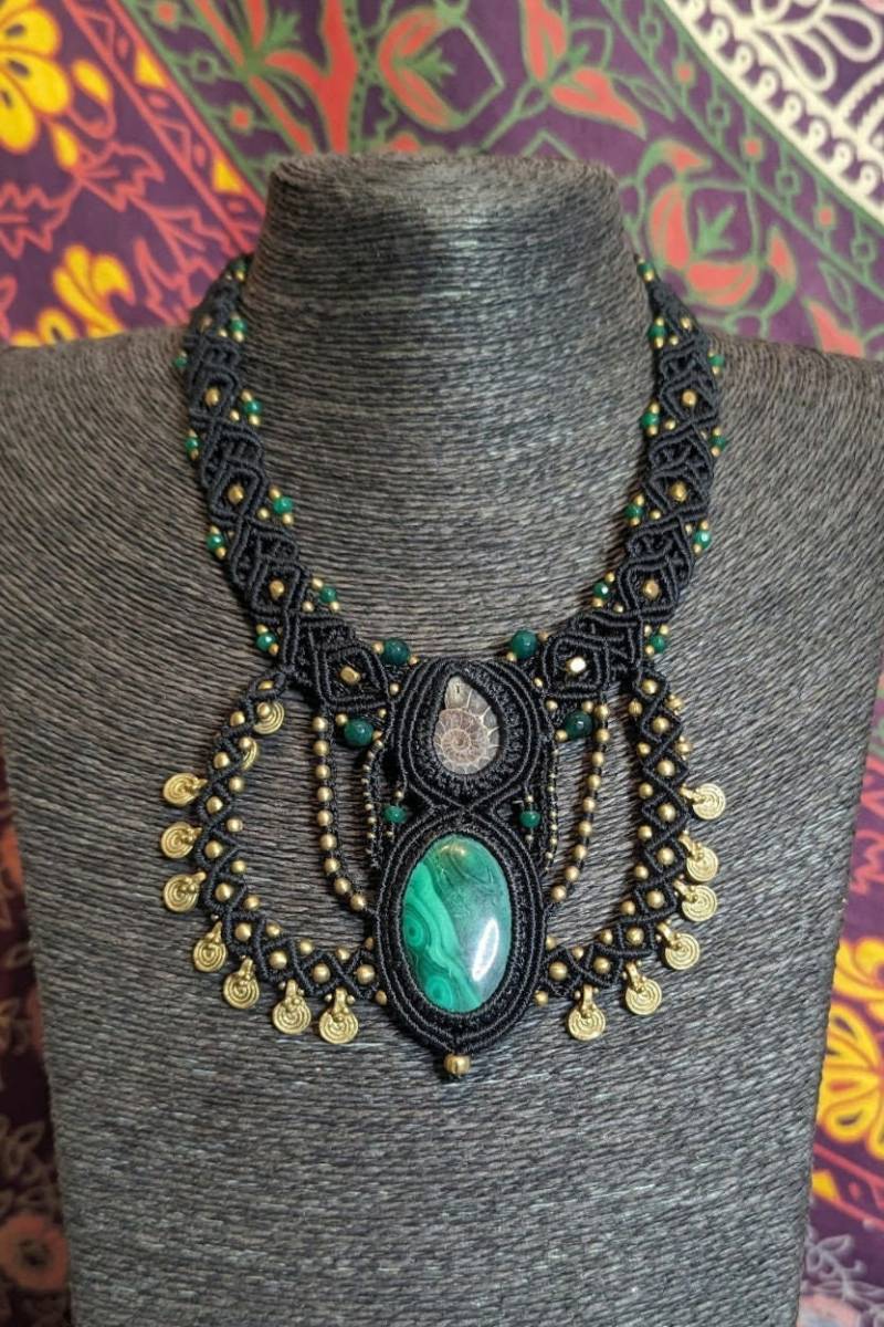 Bohemian Collier Mit Malachit Und Ammonit Fossil, Macramee Halskette, Königinnen Halsband, Feen Schmuck, Amulett Der Elfenqueen von Vishaad143