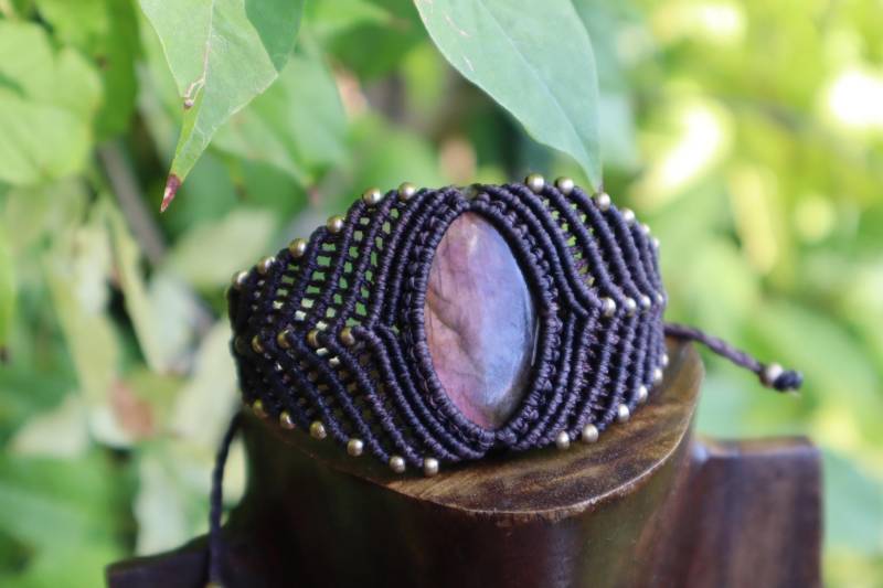 Dunkelbraunes Macrameearmband Mit Eingefasstem Labradorit Und Messingperlen, Macrame, Makramearmband, Feenarmband, Superschön von Vishaad143