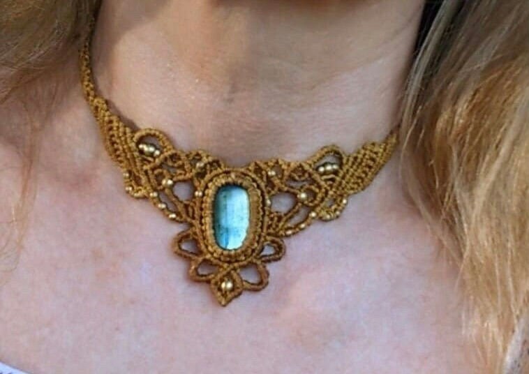 Feenkette Makrameekette Mit Labradorit, Gelb, Handgemachte Halskette, Heilstein, Fantasy, Makrameehalsband Blauem Edelstein von Vishaad143