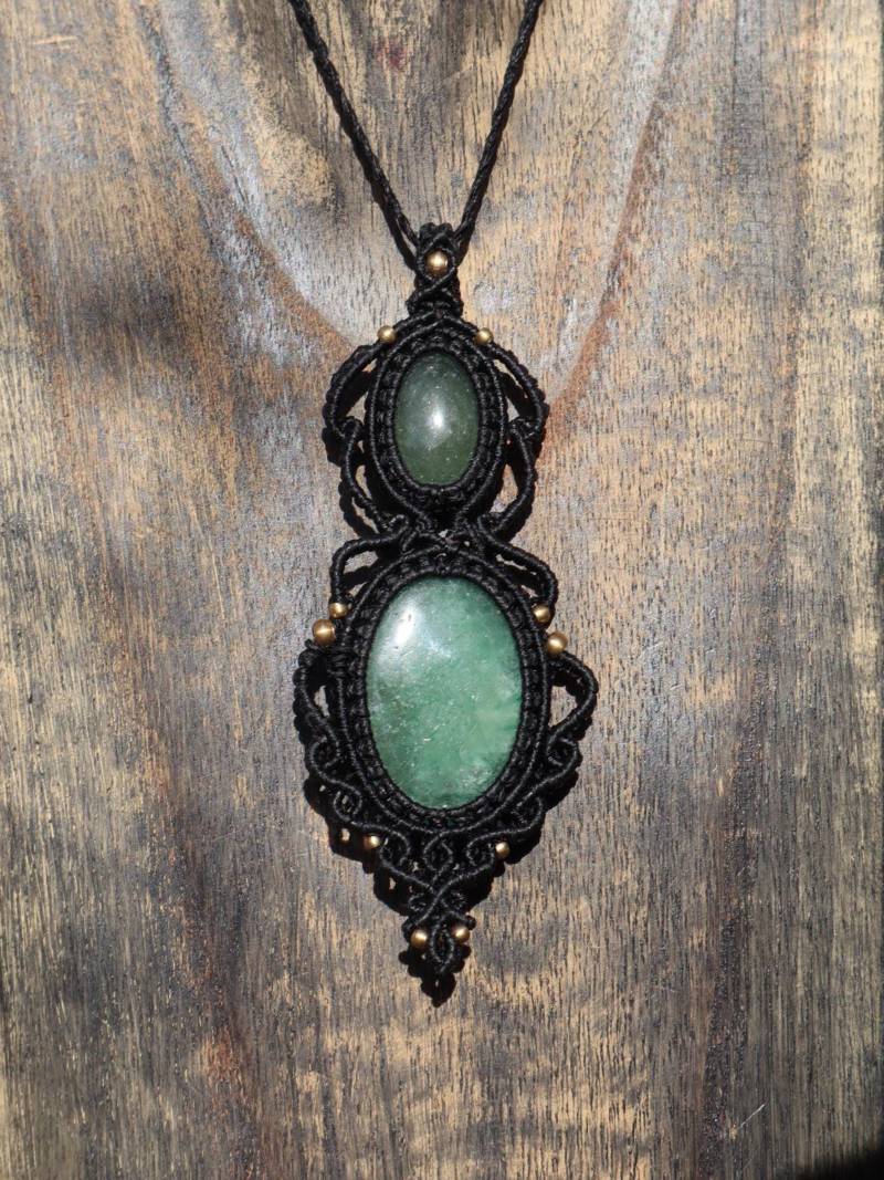 Macramee Amulett Mit Erdbeerquarz, Schwarz, Halskette, Hippie, Boho, Chakra, Wicca, Elfen Schmuck, Unisex von Vishaad143