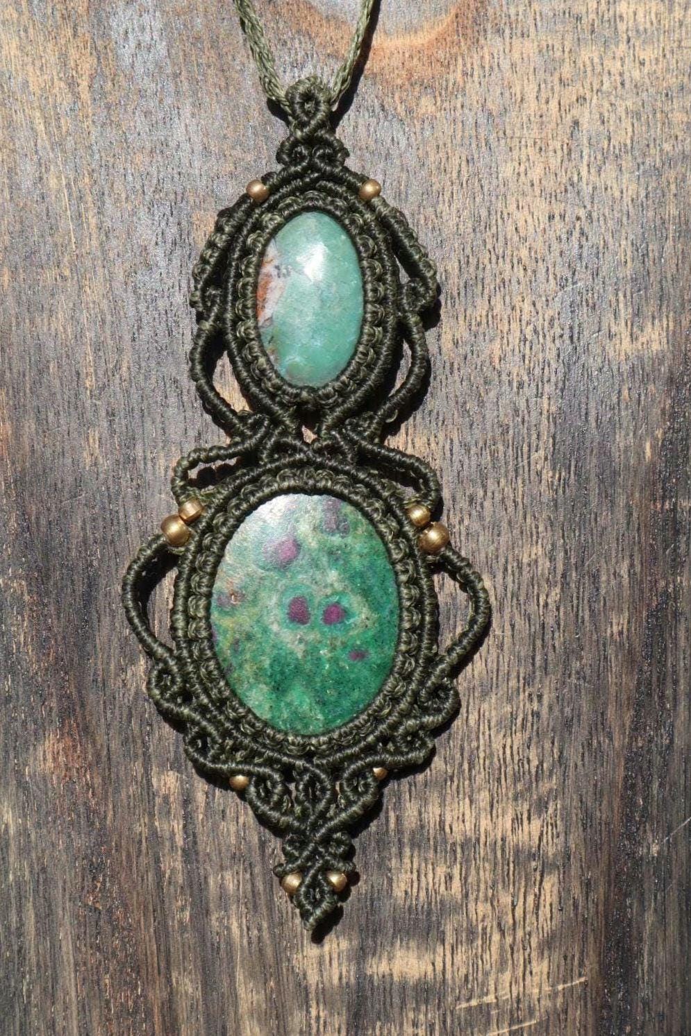 Macramee Amulett Mit Rubinzoisite Und Chrysopras, Naturgrün, Halskette, Hippie, Boho, Chakra, Wicca, Elfen Schmuck, Unisex von Vishaad143