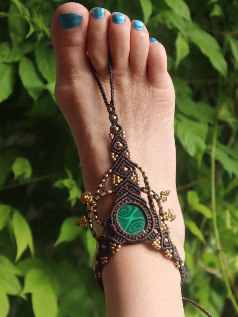 Makramee Fuß Collier Mit Malachit, Braun, Barfußsandale, Macramee Schmuck , Fußkette Elfen, Goa von Vishaad143