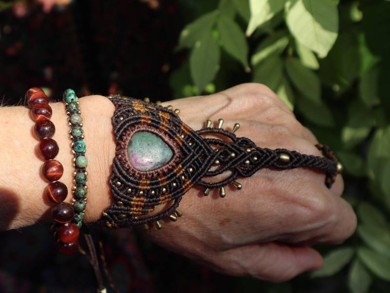 Makramee Hand Oder Fuß Collier Mit Rubinzoisite, Braun Beige, Barfußsandale, Macramee Schmuck , Fußkette Handcollier von Vishaad143