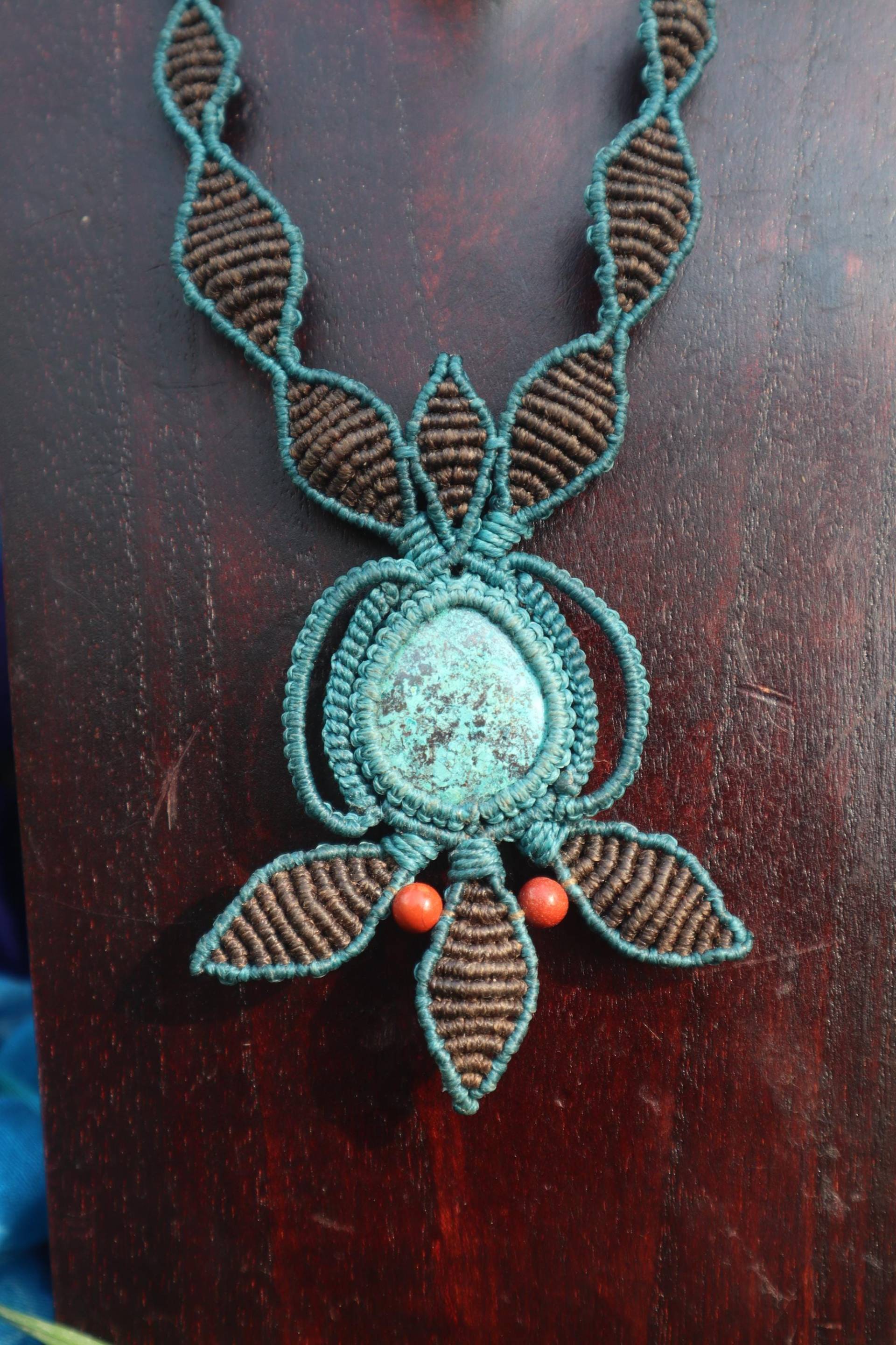Makramee Kette Mit Chrysocoll, Türkis, Braun, Handgearbeitete Kette, Heilstein, Chakrenstein , Feen, Macrame Amulett von Vishaad143