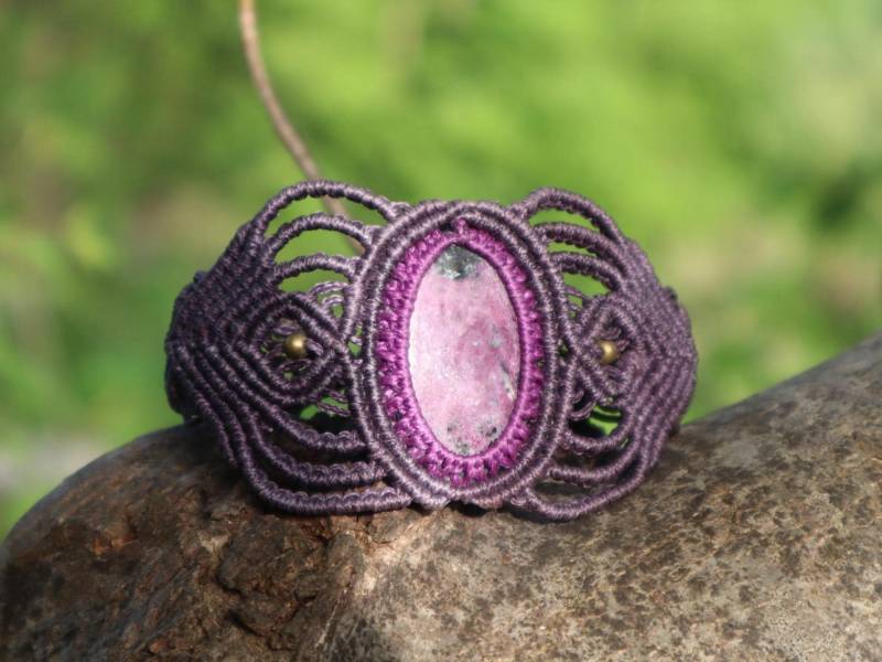 Mauvelila Armband Aus Handgeknüpftem Macramee Mit Rubinzoisite, Chakra, Zauber, Goa , Boheme, Elfen von Vishaad143