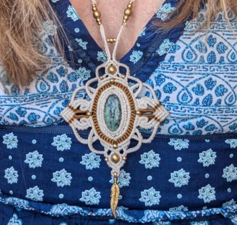 Naturweißes Macramee Amulett Mit Rubinzoisite , Elfenkette, Makrame Kette, Heilstein, Hippie, Boho, Chakra, Wicca, Elfen Schmuck von Vishaad143