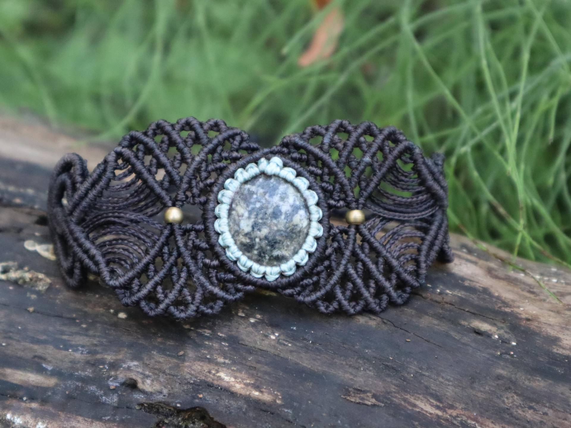Schwarzes Macrameearmband Mit Eingefasstem Granitstein, Macrame, Makramearmband, Feenarmband von Vishaad143