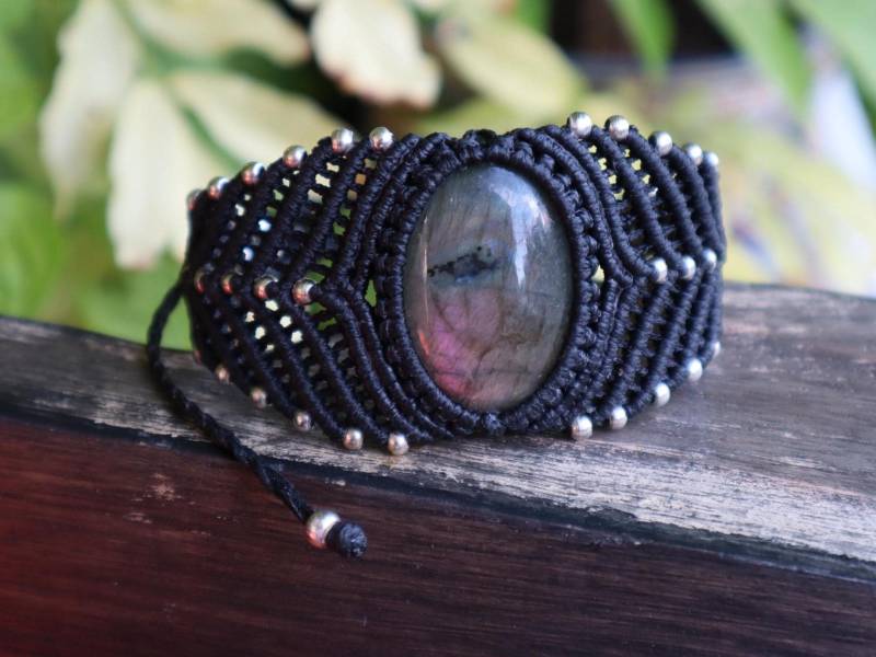 Schwarzes Macrameearmband Mit Eingefasstem Labradorit Und Silberfarbenen Metallperlen, Macrame, Makramearmband, Feenarmband, Superschön von Vishaad143