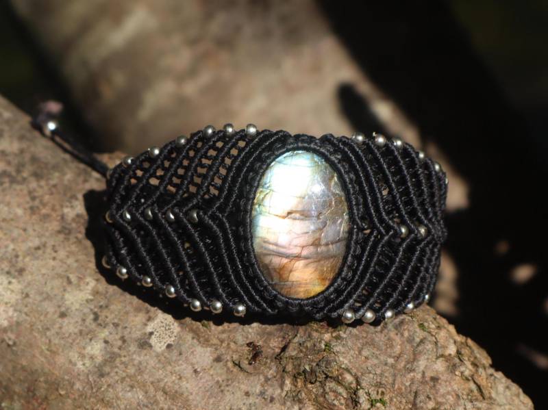 Schwarzes Macrameearmband Mit Eingefasstem Labradorit Und Silberfarbenen Perlen, Macrame, Makramearmband, Feenarmband von Vishaad143