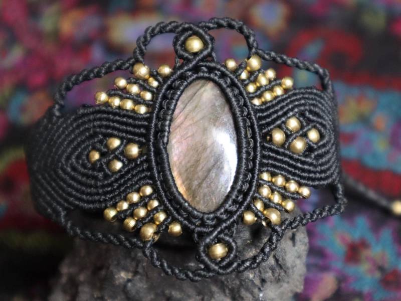 Schwarzes Macrameearmband Mit Eingefasstem Lila Labradorit Und Messingperlen, Macrame, Makramearmband, Feenarmband, Superschön von Vishaad143