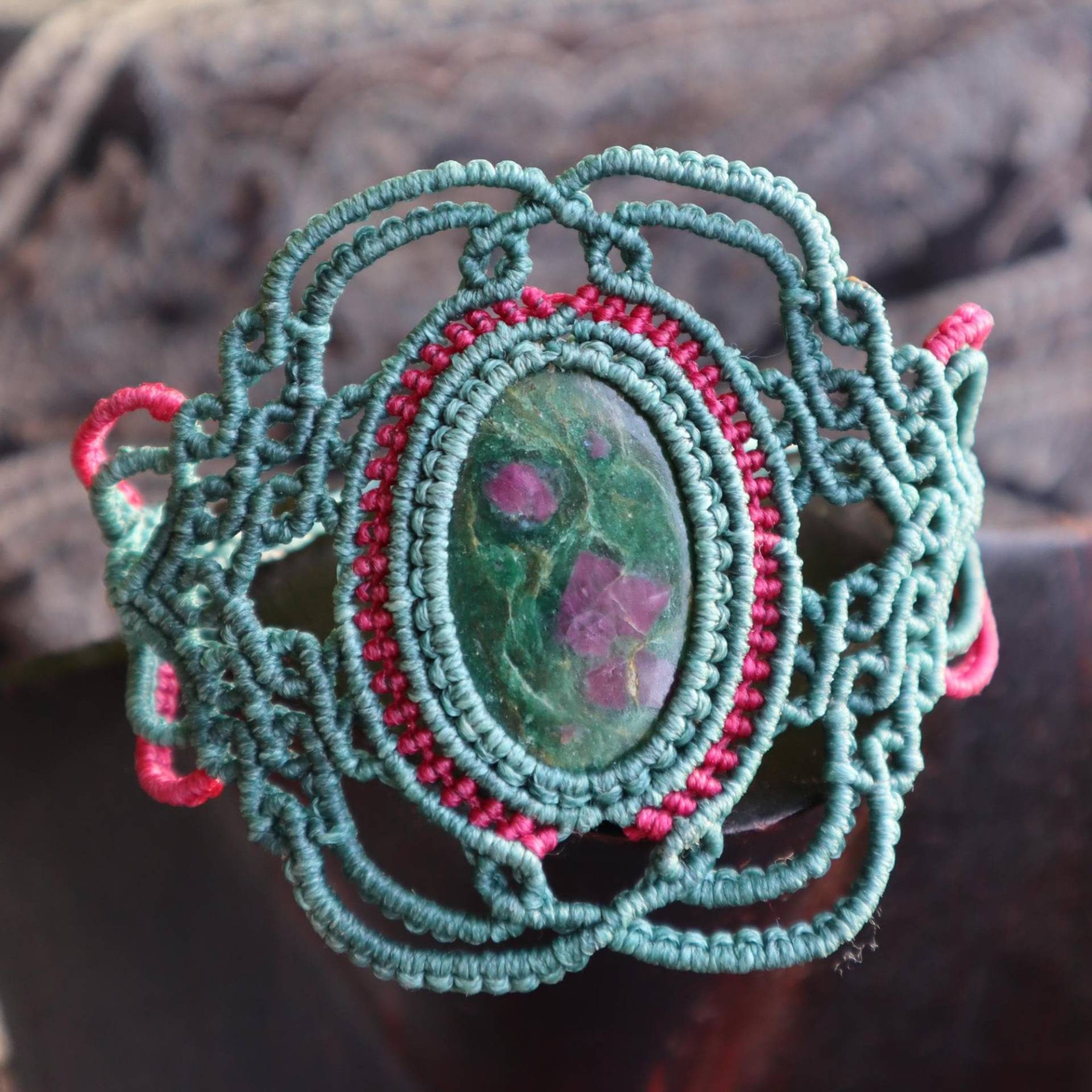 Türkises Macramee Armband Mit Rubinzoisite, Vintage, Hippie, Boheme, Elfen Schmuck von Vishaad143