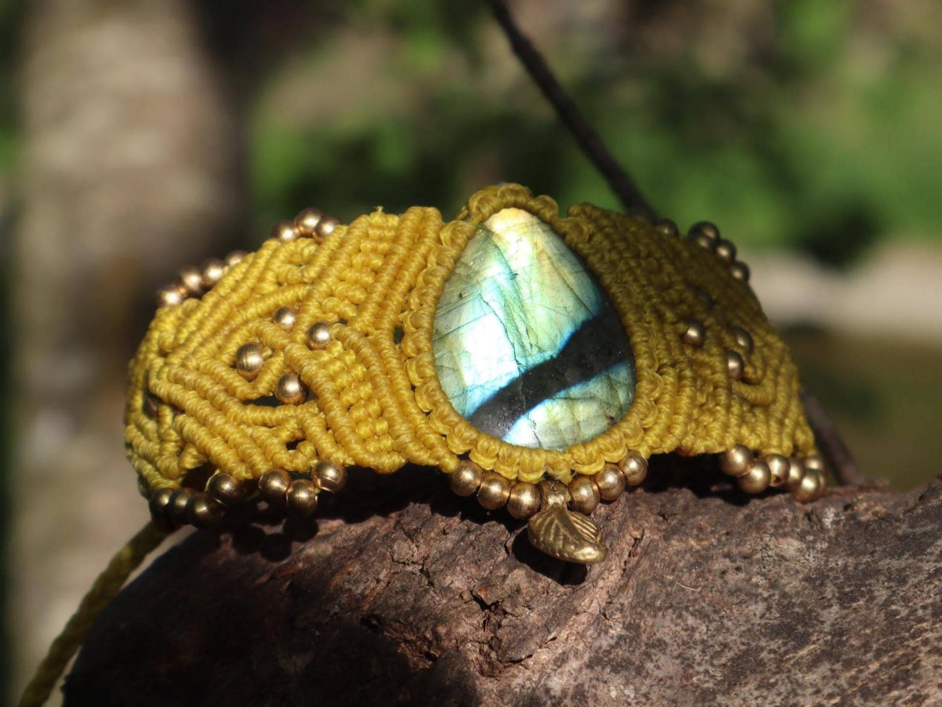 Zauberhaftes Gelbes Macramearmband Mit Labradorit, Makramearmband, Zauber, Goa , Boheme, Elfen Schmuck, Goldperlen von Vishaad143
