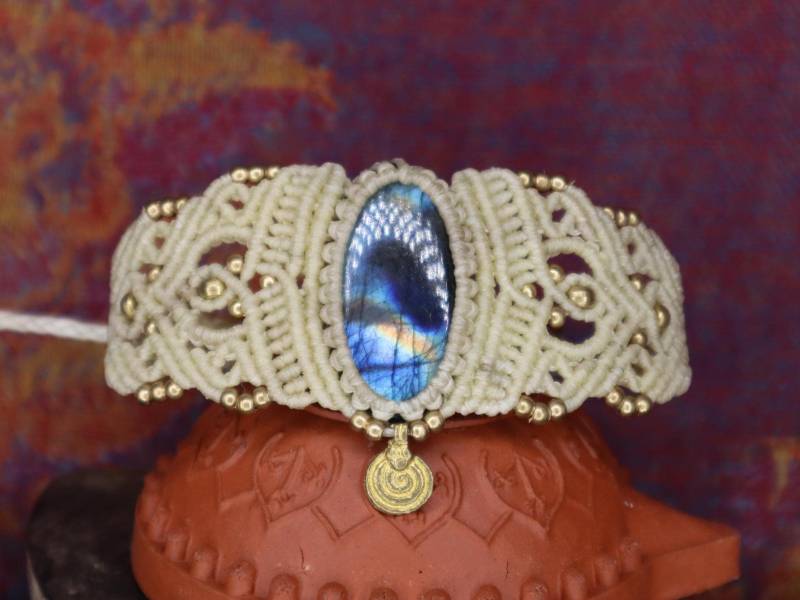 Zauberhaftes Naturweißes Macramearmband Mit Labradorit, Makramearmband, Zauber, Goa , Boheme, Elfen Schmuck, Goldperlen von Vishaad143