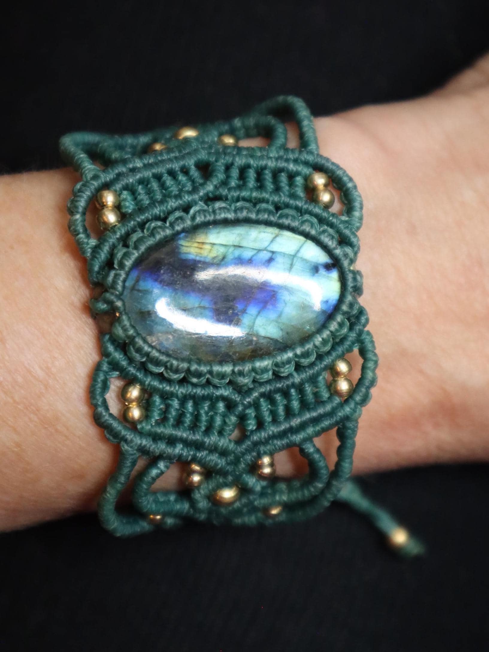 Zauberhaftes Türkisgrünes Macramearmband Mit Labradorit, Zauber, Goa , Boheme, Elfen Schmuck von Vishaad143