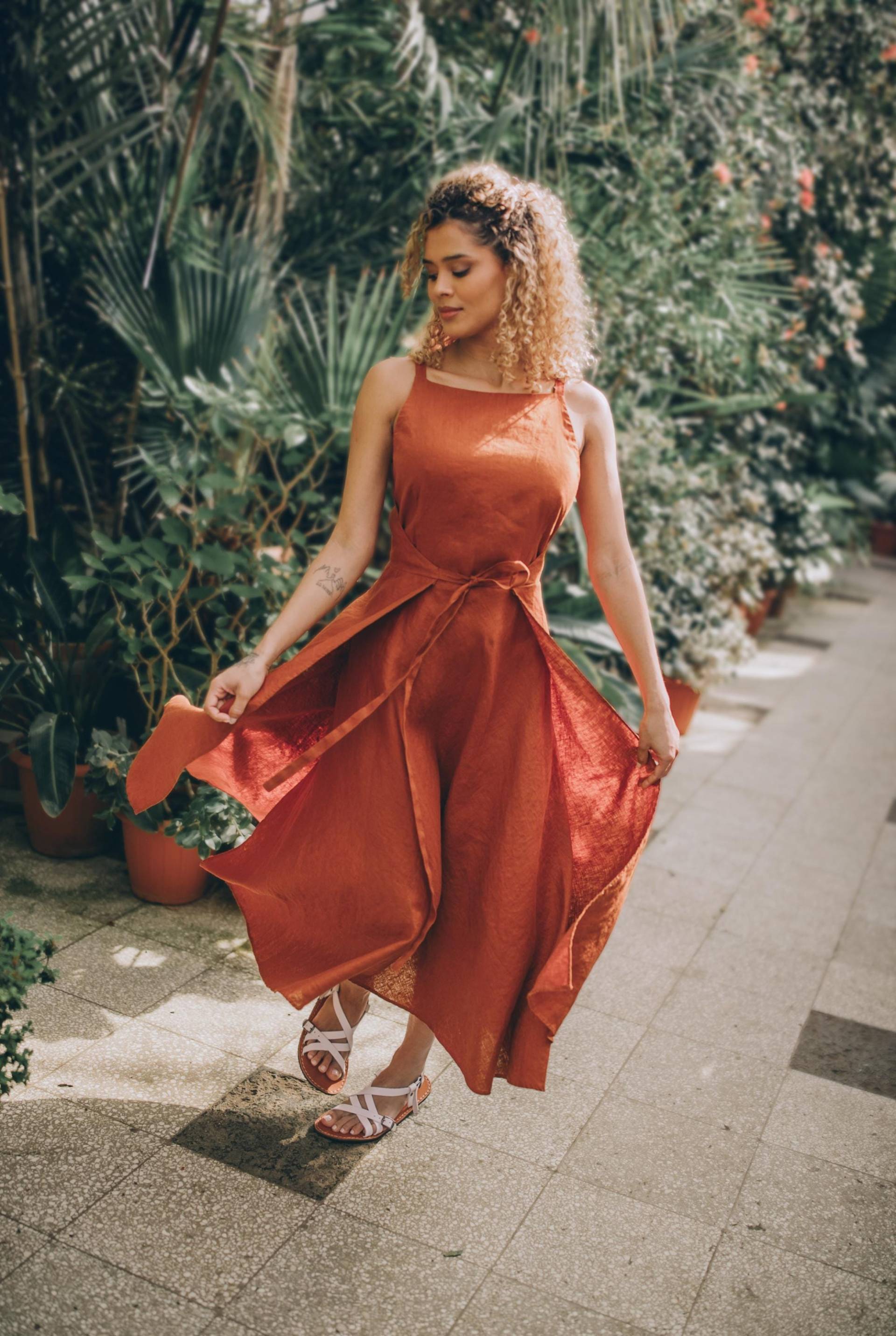 Doppelt Gewickeltes Leinen Midikleid Ockerfarbenes Boho Sommerkleid Für Damen, Leinenbekleidung von VisibleArt