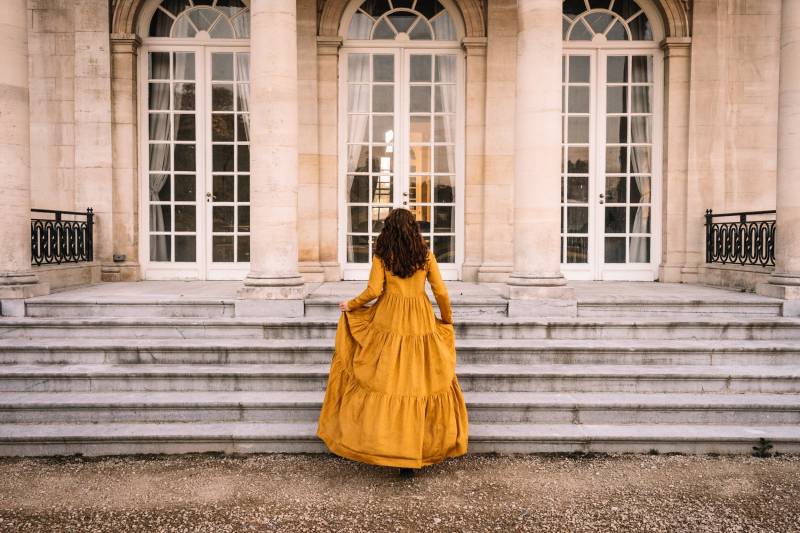 Gestuftes Maxikleid Aus Leinen Lockeres Boho in Senfgelb von VisibleArt