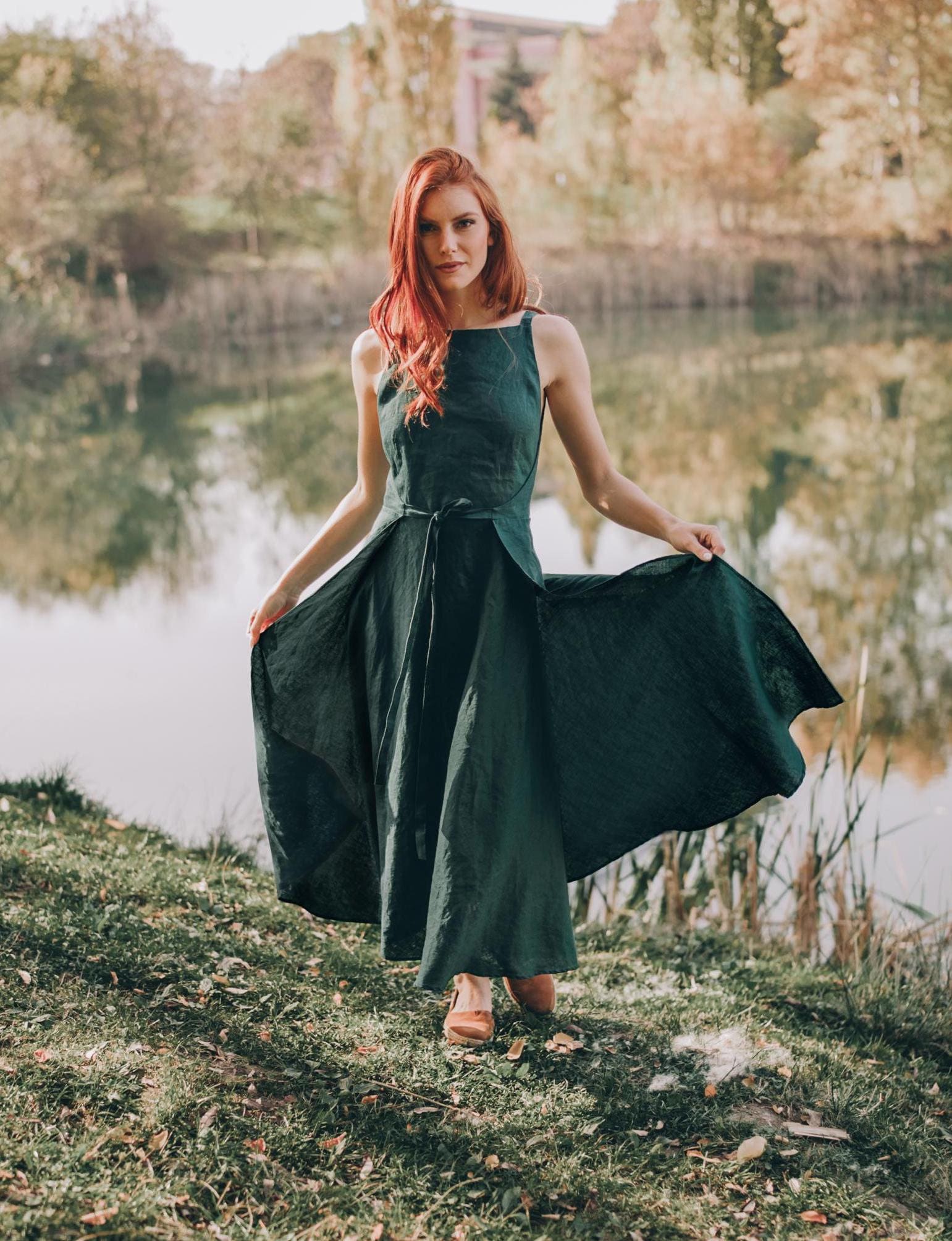 Handgefertigtes Dunkelgrünes Leinenkleid Ärmelloses Doppelwickelkleid von VisibleArt