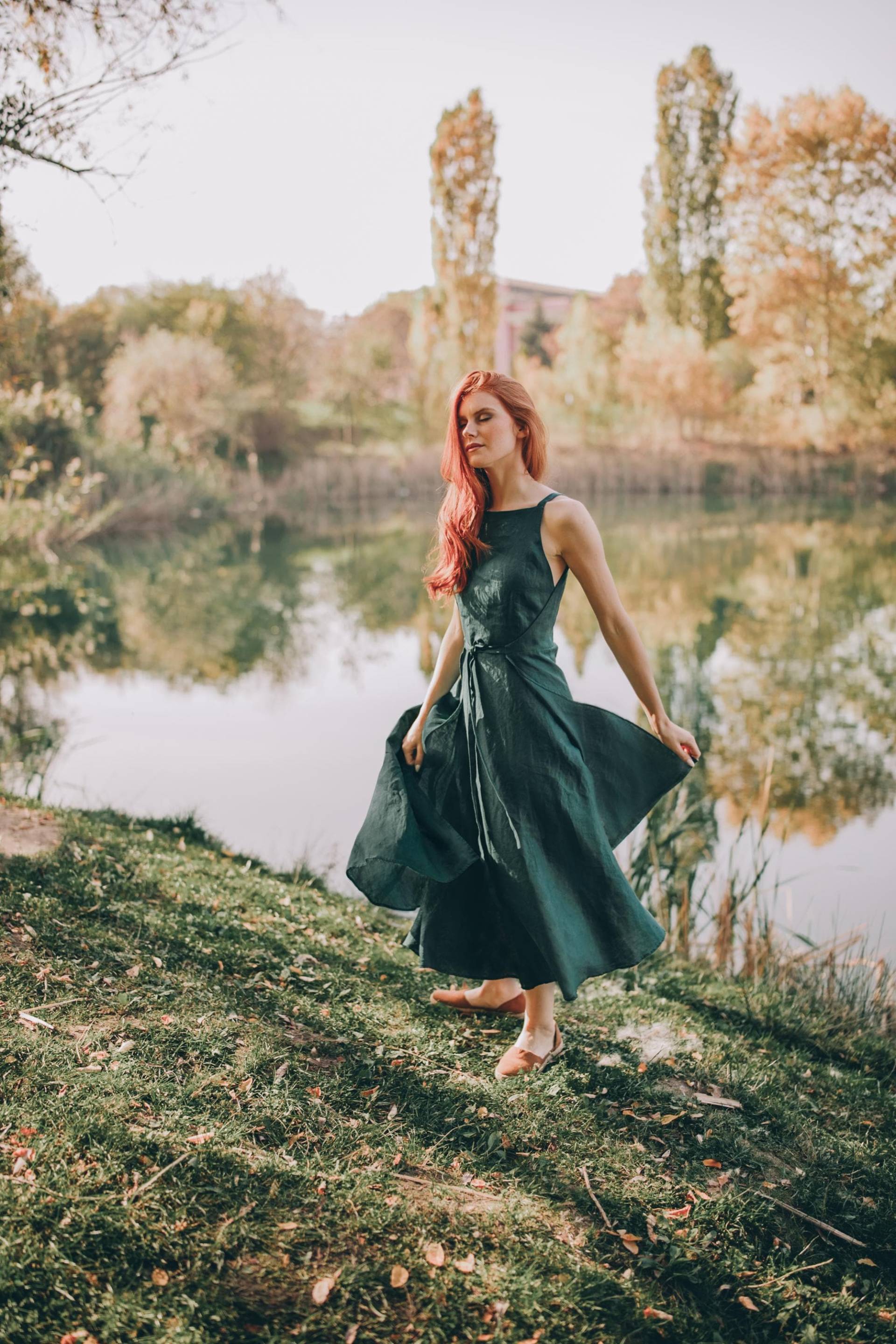 Handgefertigtes Grünes Leinenkleid Ärmelloses Doppelwickelkleid von VisibleArt