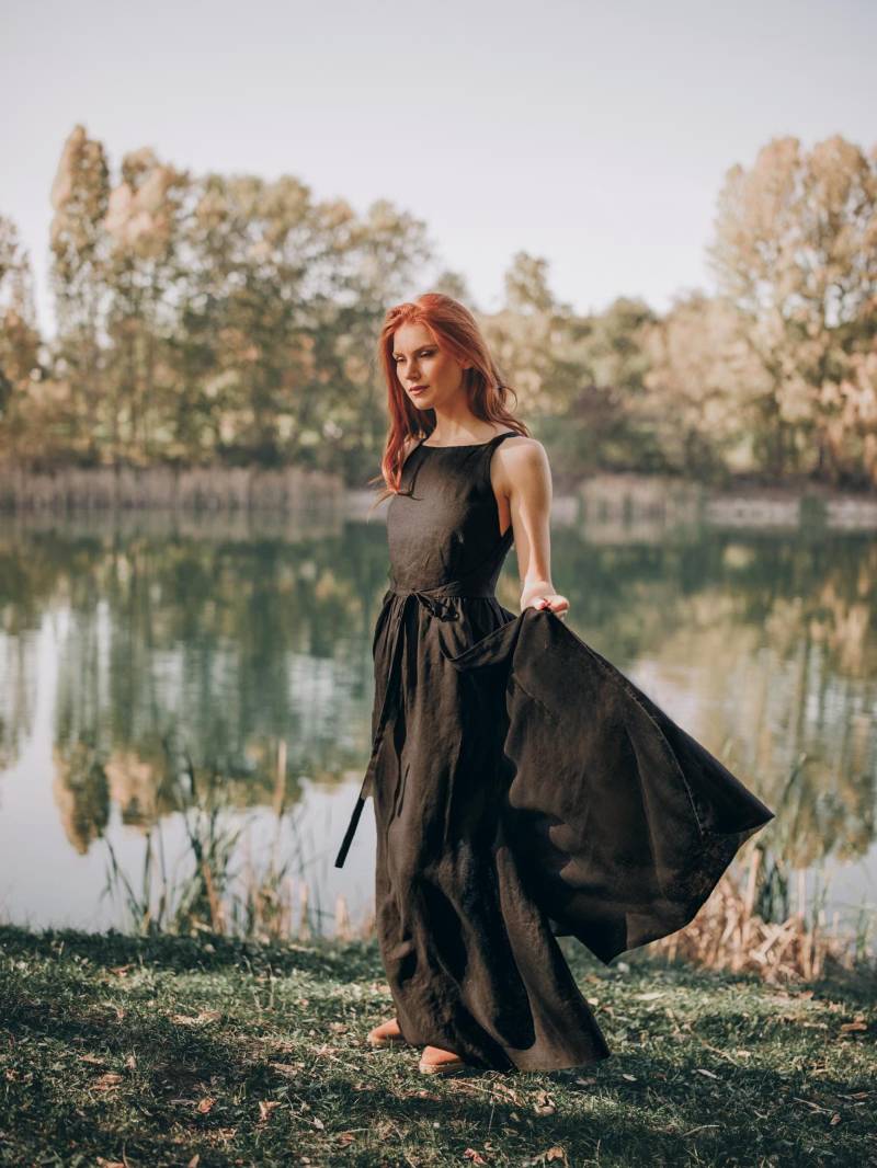 Handgefertigtes Schwarzes Leinen Maxikleid Doppelwickel, Verstellbare Taille von VisibleArt