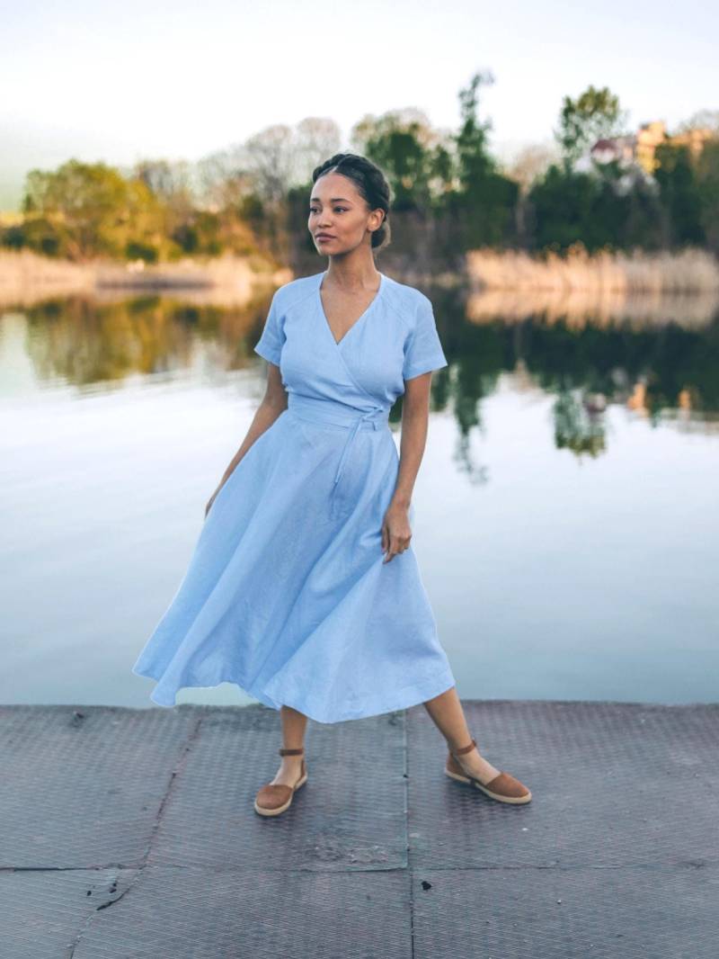 Hellblaues Leinen Midi Kleid Mit Taschen, Faux Wrap Design, Sommerkleidung von VisibleArt