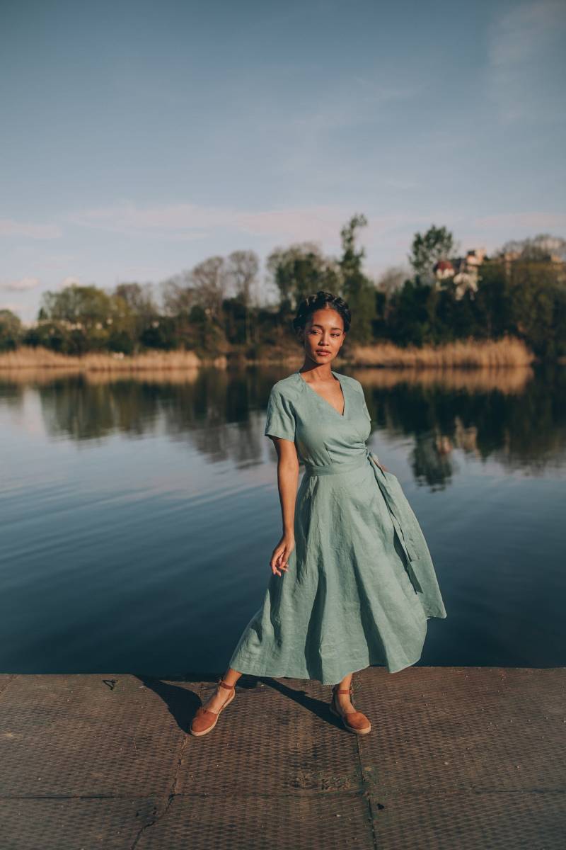Leinen Wickelkleid Für Frauen, Staubiges Türkis, Midi-Länge, Sommerkleidung von VisibleArt