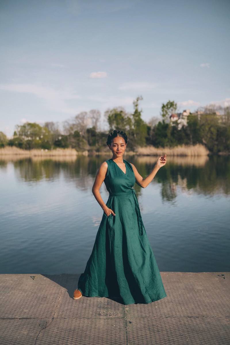 Ärmelloses Leinen Maxi-Wickelkleid, Smaragdgrün, Plus Size von VisibleArt