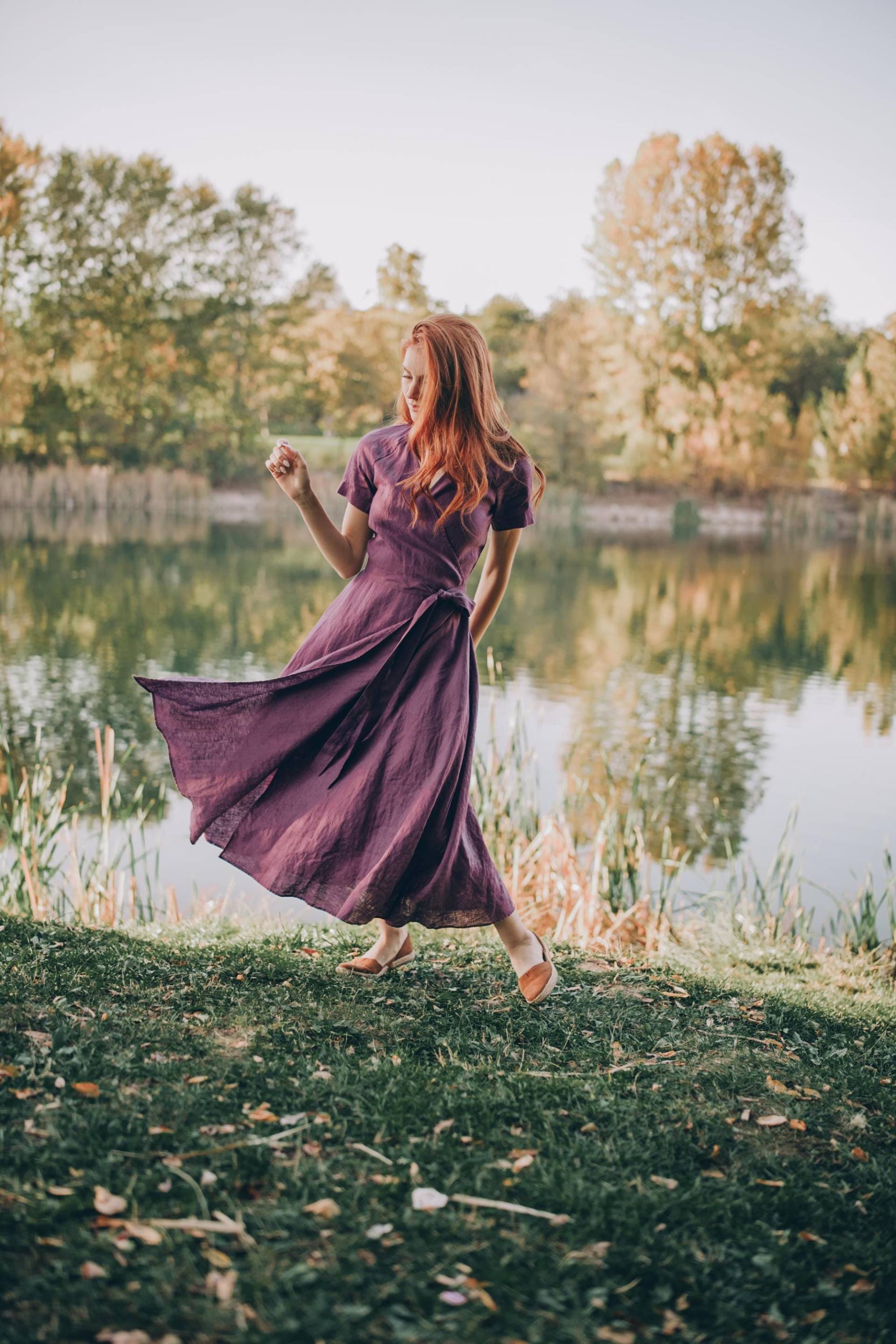 Leinen Wickelkleid Lila Midi Sommerkleid, Boho Kleidung von VisibleArt