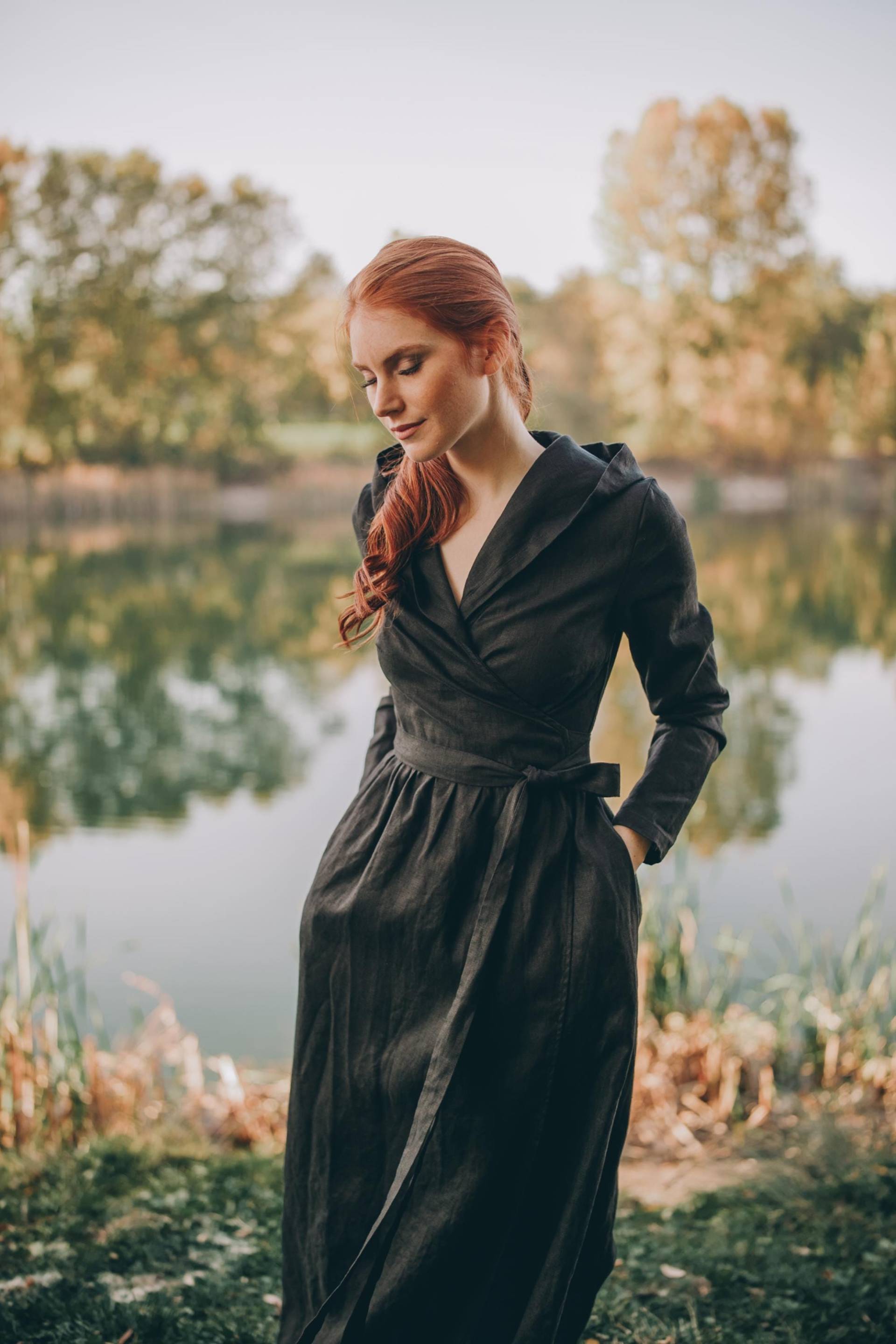 Leinen Wickelkleid Mit Kapuze Schwarzes Maxi Kleid Taschen, Schwere Kleidung von VisibleArt