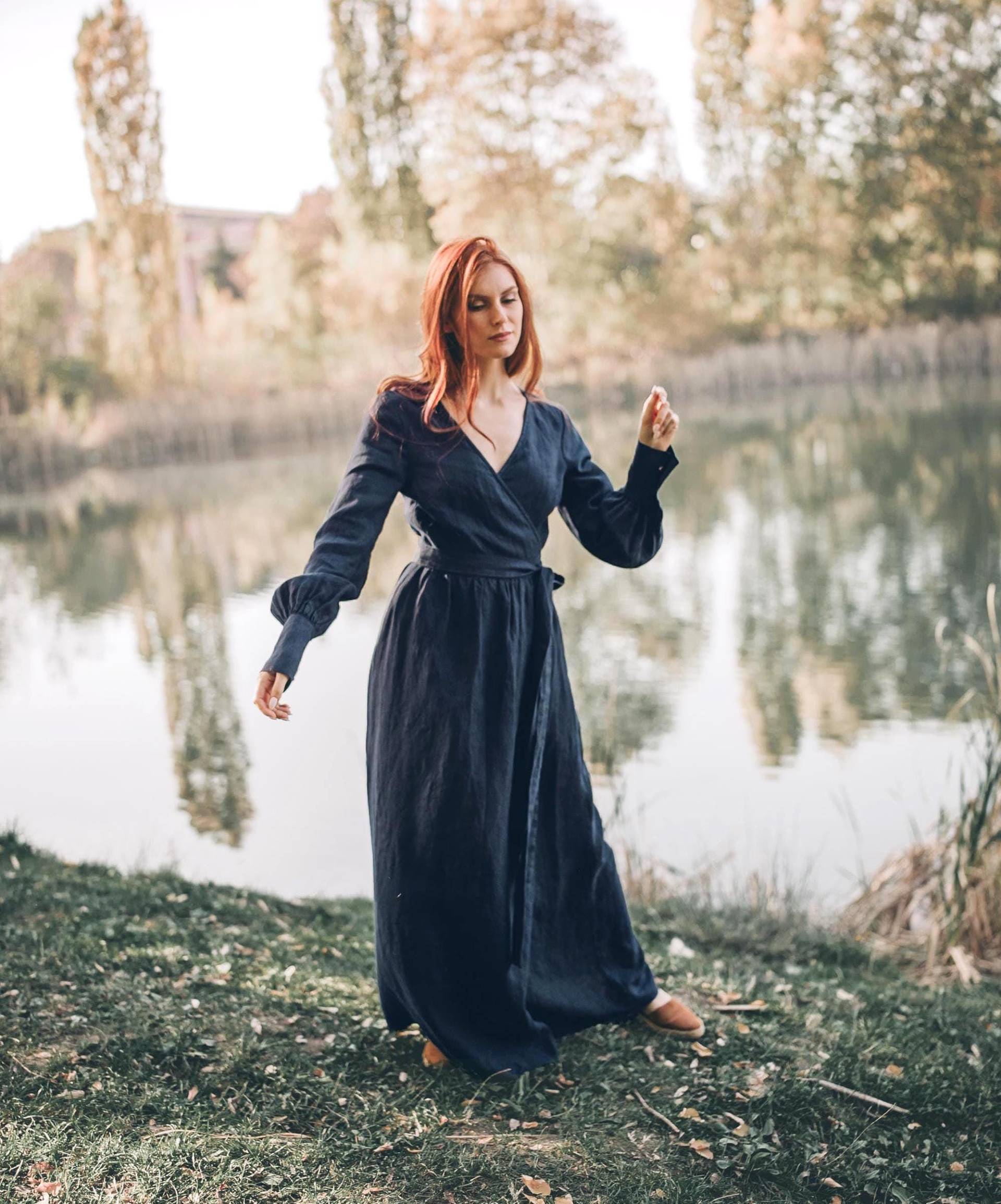 Maxikleid Aus Schwerem Leinen in Der Nachtblau Langarm-Wickelkleid, Übergröße von VisibleArt