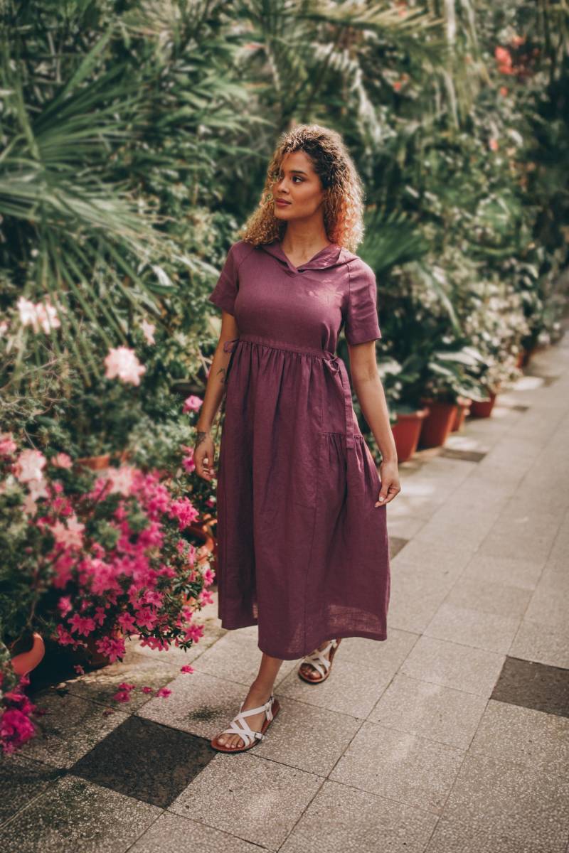 Midikleid Aus Leinen Mit Kapuze Amethystfarbenes Sommerkleid Taillenkrawatten von VisibleArt