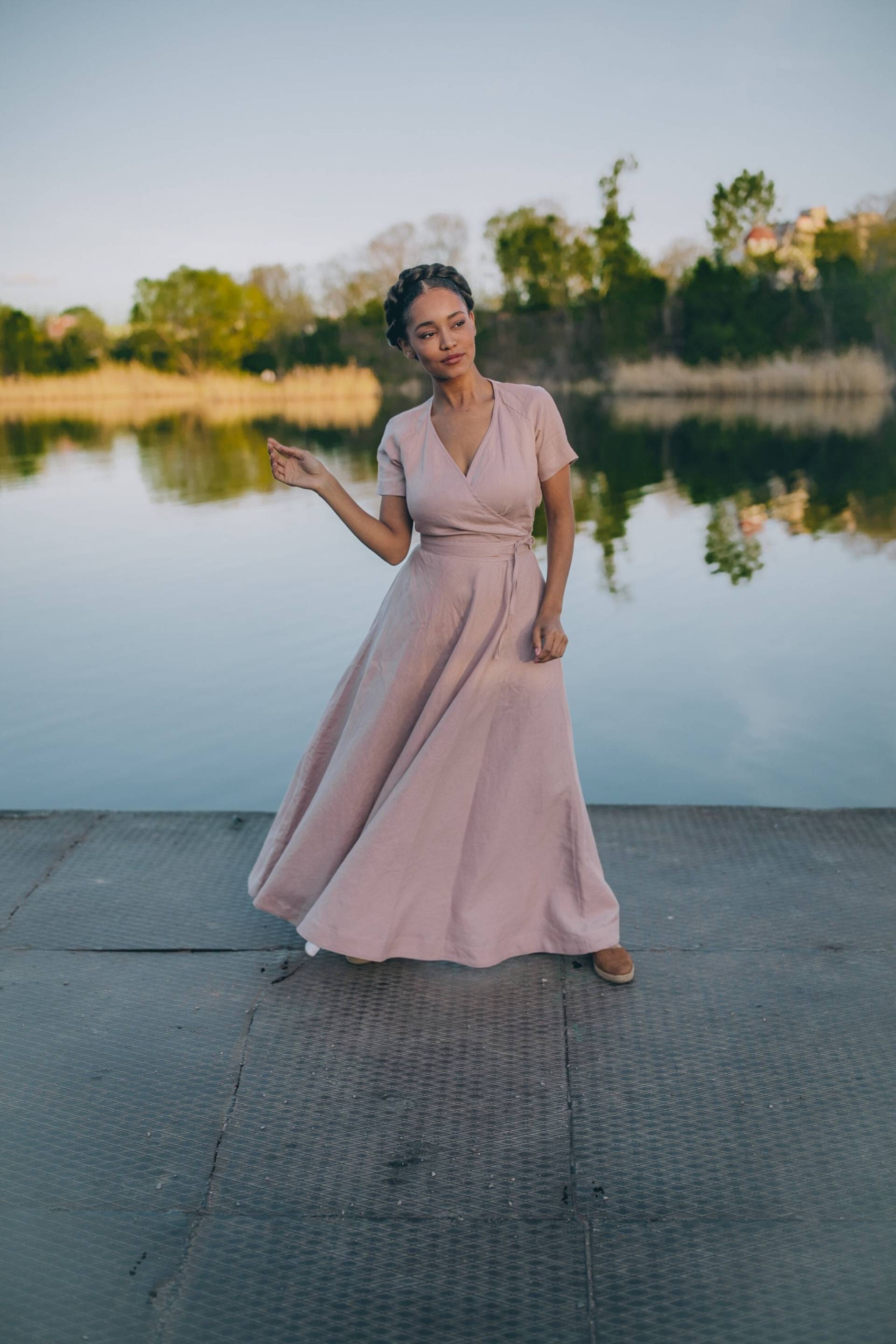 Rosa Leinen Maxikleid, Kurzarm, Taschen, Faux Wrap Style von VisibleArt