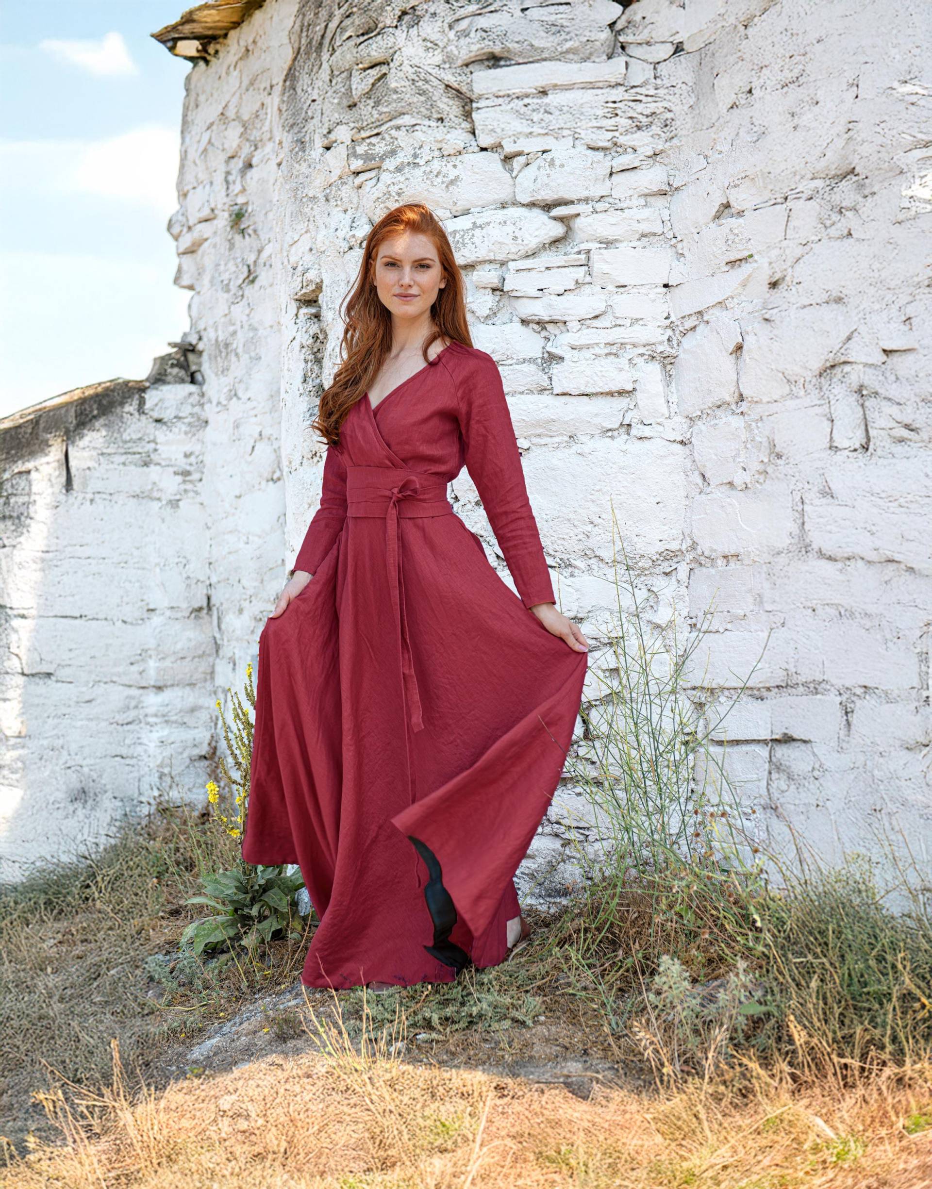 Rubinrotes Leinen Maxikleid Wickelstil Mit Obi Gürtel & Taschen von VisibleArt