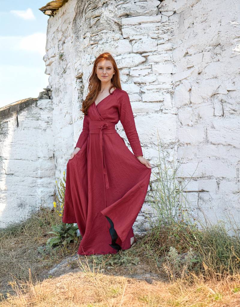 Rubinrotes Leinen Maxikleid Wickelstil Mit Obi Gürtel & Taschen von VisibleArt