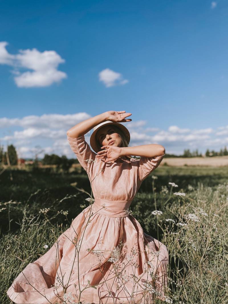 Rustikales Leinen-Maxikleid - Lockere Passform, Seitentaschen, Ellenbogenärmel von VisibleArt