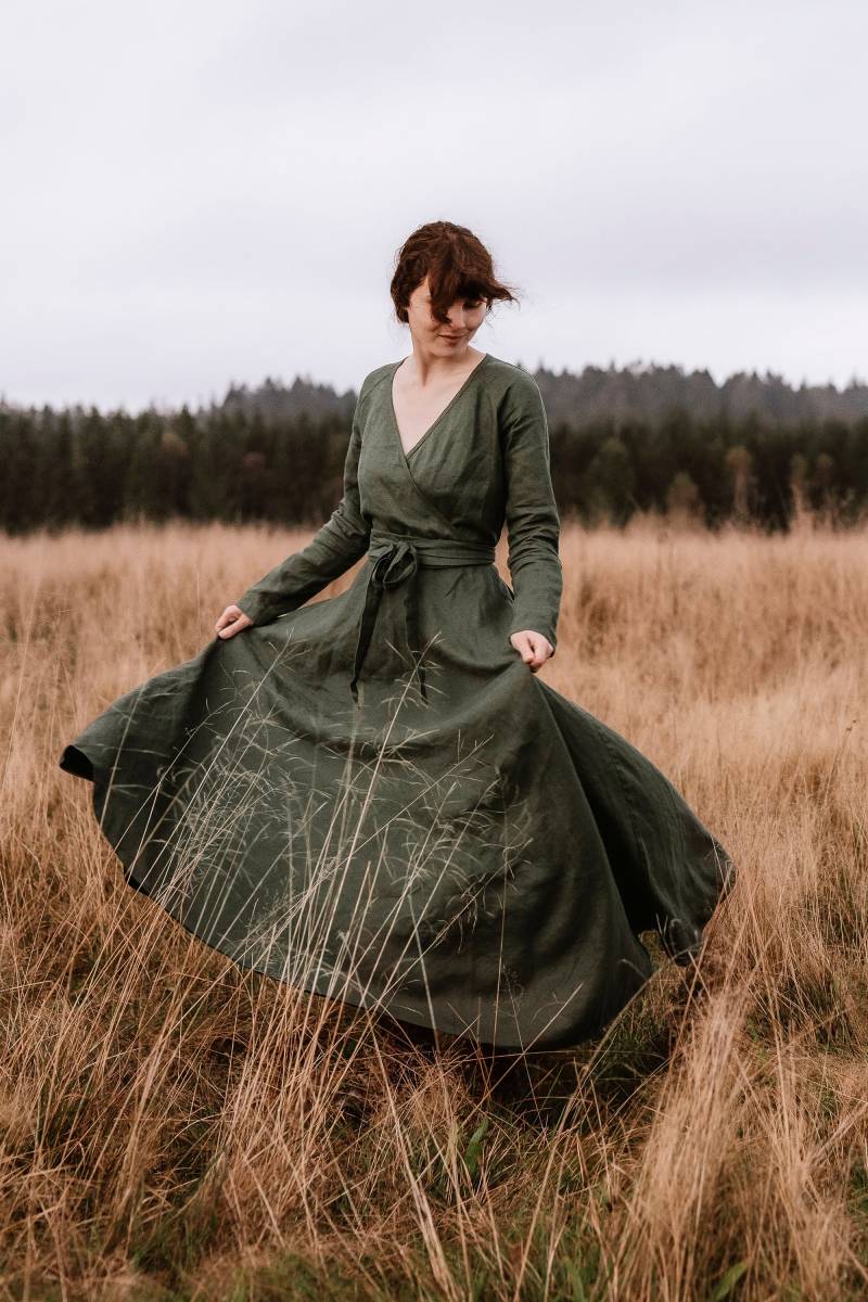 Schweres Leinen-Maxikleid - Faux Wrap Style Mit Taschen Und Langen Ärmeln, Herbstkleidung von VisibleArt