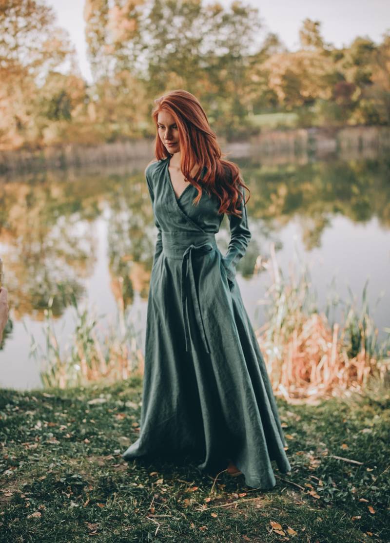 Seegrünes Maxi Leinen Kleid Boho Wickelkleid Mit Obi Gürtel von VisibleArt