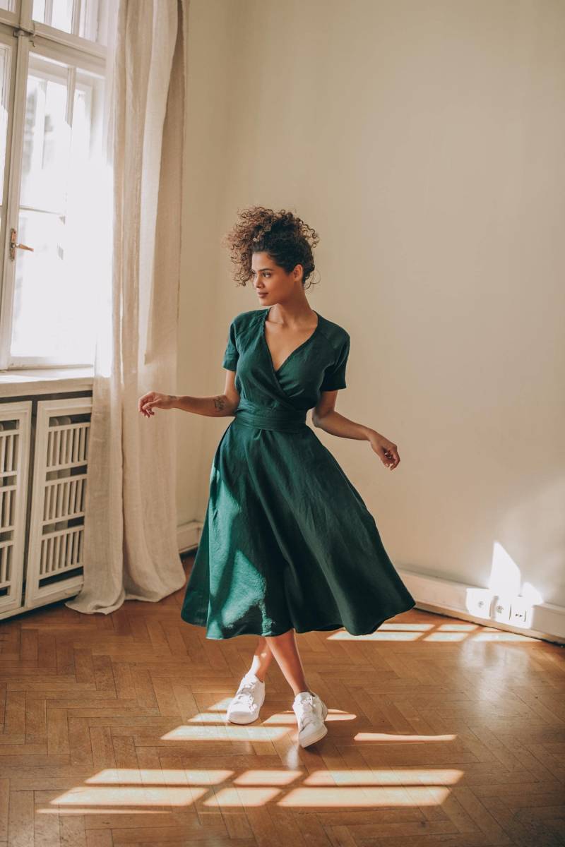 Smaragdgrünes Leinen Kleid, Wickelkleid, Obi Gürtel, Taschen von VisibleArt