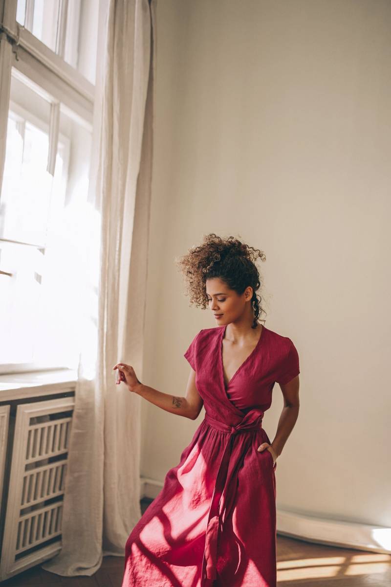 Weinrotes Leinen Kleid, Wickelkleid Mit Taschen, Midi Kleid Für Frauen, Sommerkleid, Kleidung Übergröße von VisibleArt