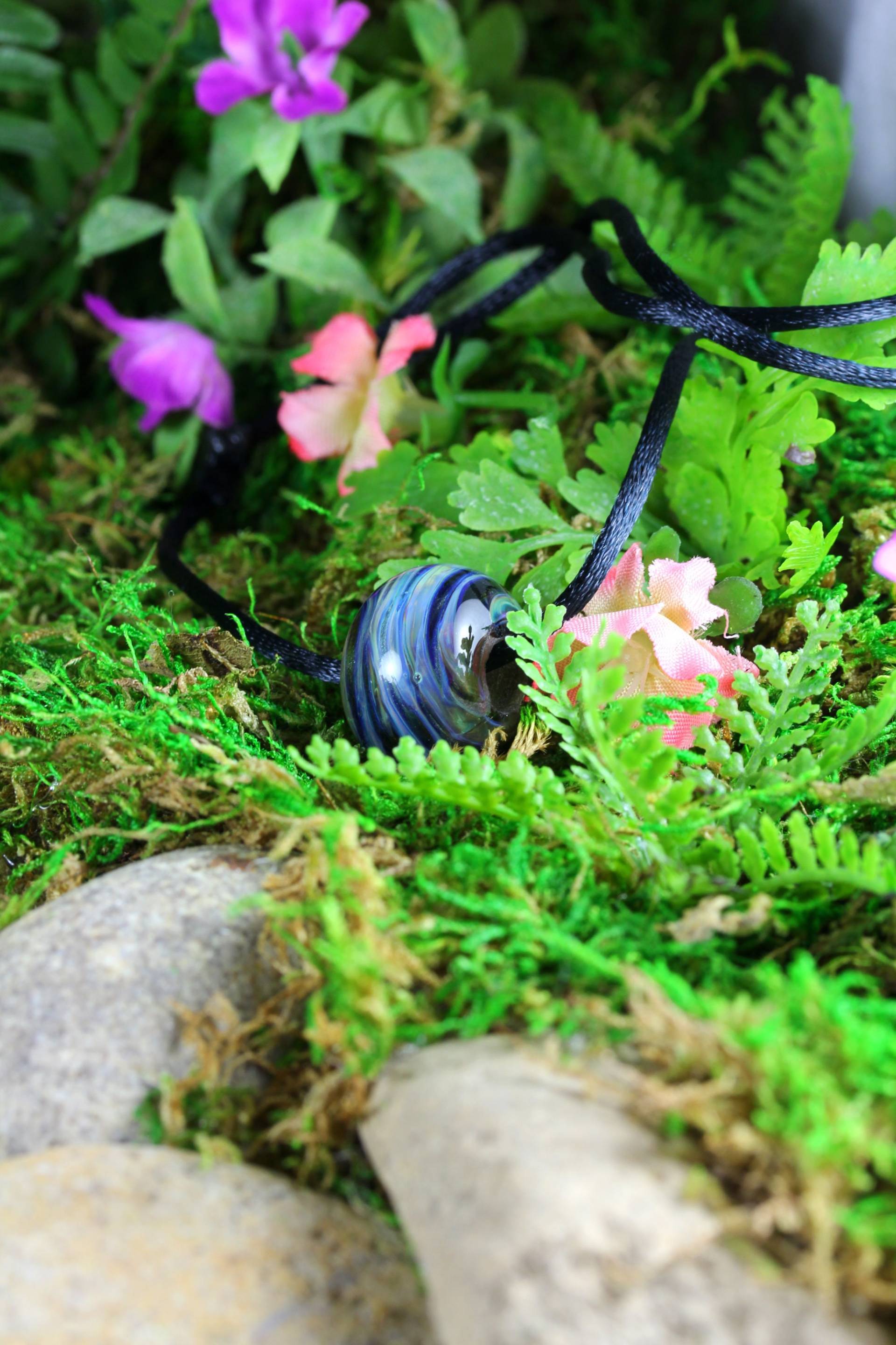 Handgefertigte Große Glasperle Anhänger/Borosilikat/Boro Glas Blaue Streifen Und Wirbel Center Stück Z179 von VisionaryInceptions