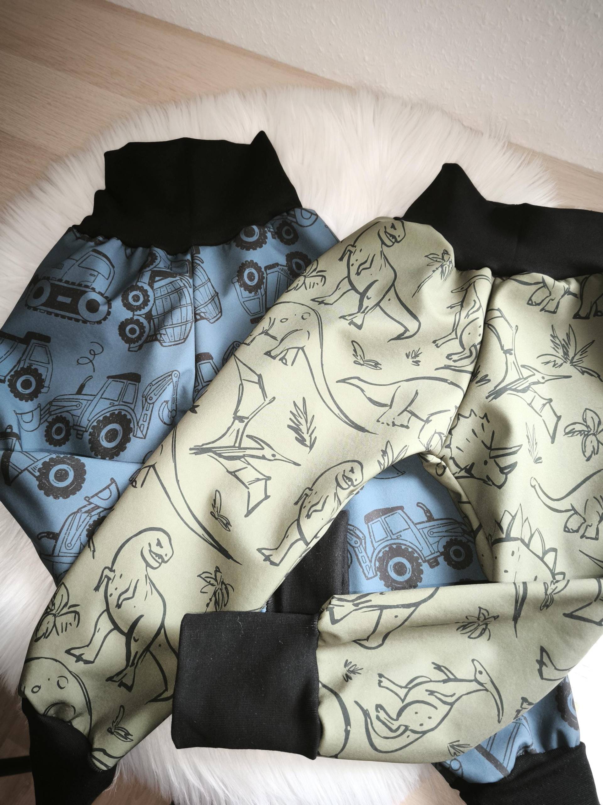 Visuell Design - Dino Bagger Baufahrzeuge Softshellhose Pumphose 74 80 92 98 104 116 Visuell Design - Dino Bagger Baufahrzeuge Softshellhose Pumphose 74 80 92 98 104 116 von VisuellDesign