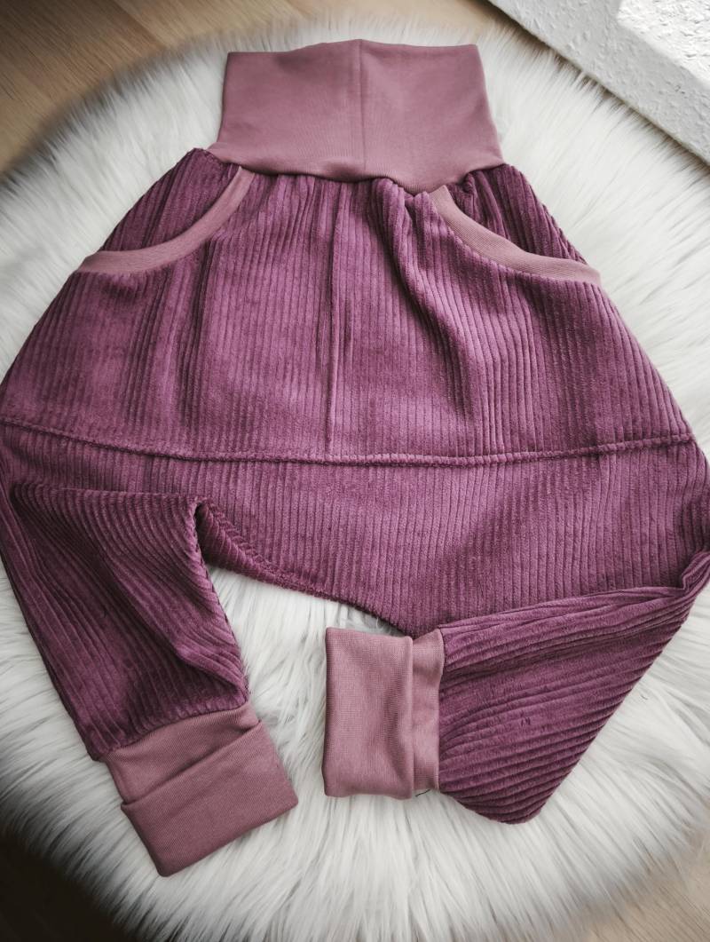 Visuell Design - Haremshose/Cordhose Mitwachshose Pumphose Aus Cord Hose Kinder/ Baby Mitwachsend in Mauve von VisuellDesign