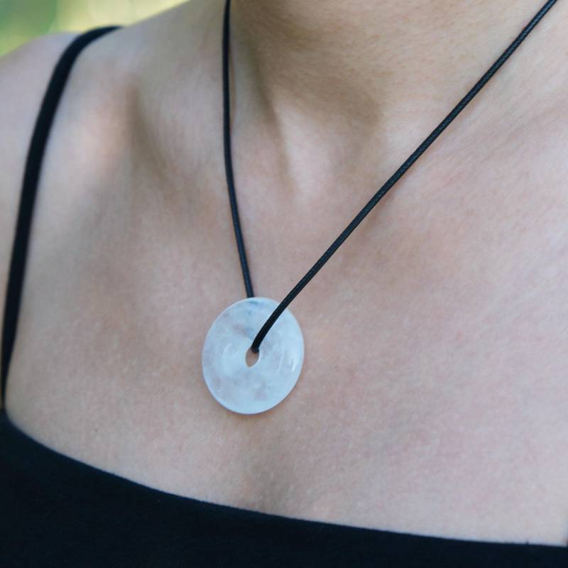 Halskette Mit Bergkristall Donut Anhänger - Natürlicher Unisex-Kreisanhänger An Verstellbarer Kordel von VitaArtdesign