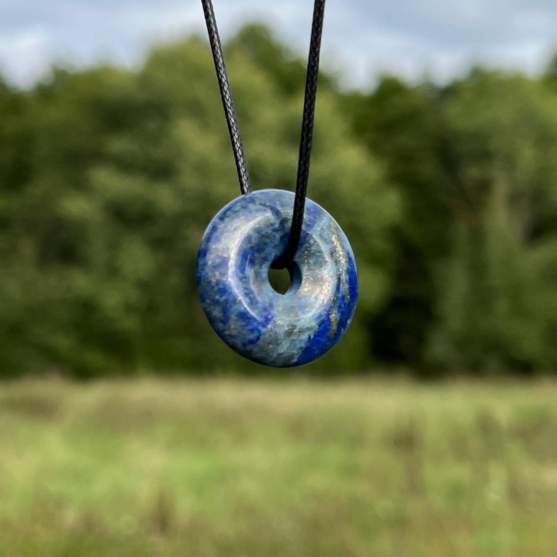 Halskette Mit Donut Anhänger Aus Naturstein Lapislazuli - Unisex-Kreisanhänger An Verstellbarer Kordel Halskette Mit Donut Anhänger Aus Naturstein Lapislazuli - Unisex-Kreisanhänger An Verstellbarer Kordel von VitaArtdesign