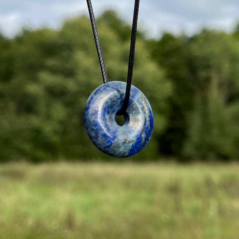 Halskette Mit Donut Anhänger Aus Naturstein Lapislazuli - Unisex-Kreisanhänger An Verstellbarer Kordel Halskette Mit Donut Anhänger Aus Naturstein Lapislazuli - Unisex-Kreisanhänger An Verstellbarer Kordel von VitaArtdesign