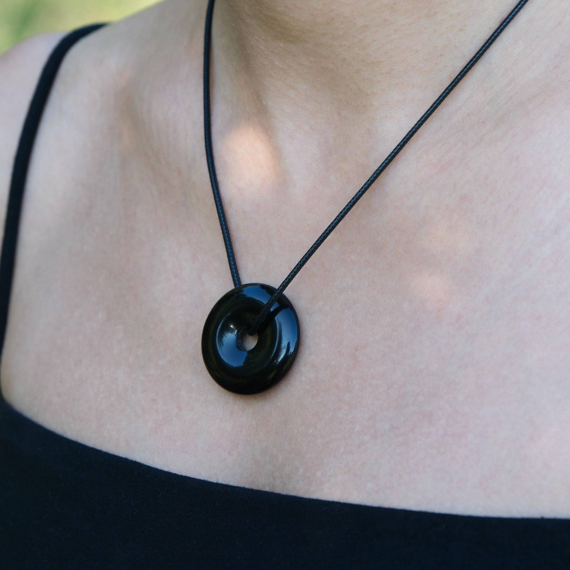 Halskette Mit Schwarzem Obsidian Donut Anhänger - Natürlicher Unisex-Kreisanhänger An Verstellbarer Kordel Halskette Mit Schwarzem Obsidian Donut Anhänger - Natürlicher Unisex-Kreisanhänger An Verstellbarer Kordel von VitaArtdesign
