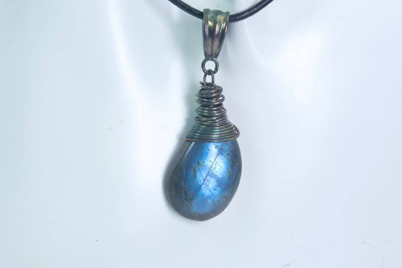 Blauer Blitz Labradoritanhänger, Freiform-Edelstein-Halskette, Wirewrapped Sterling Silberanhänger, Echten Edelstein-Anweisung Halskette Blauer Blitz Labradoritanhänger, Freiform-Edelstein-Halskette, Wirewrapped Sterling Silberanhänger, Echten Edelstein-Anweisung Halskette von VitaGems
