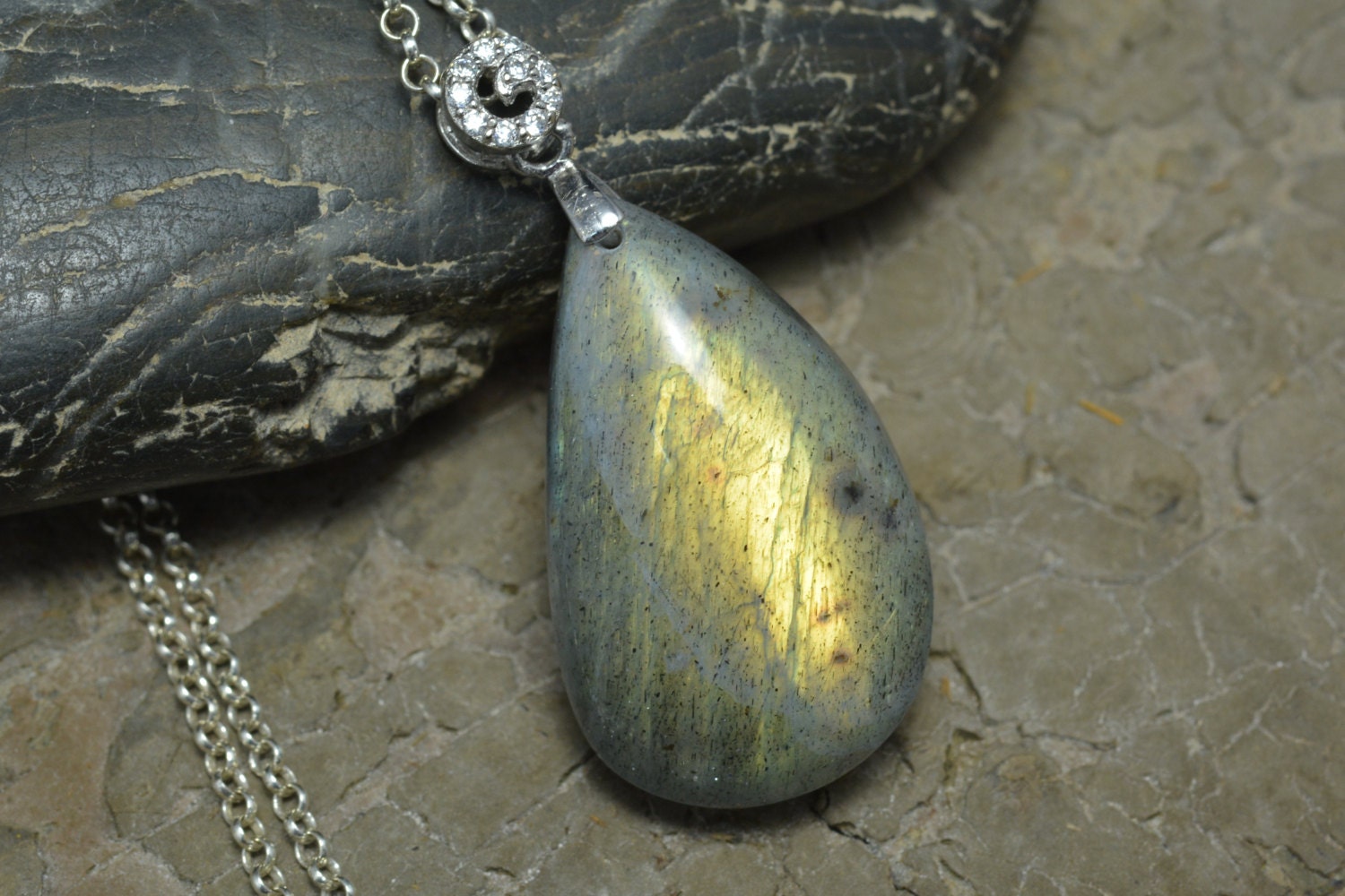 Gelb Flash Labradorit-Anhänger, Grau Labradorit Collier, Freiform-Halsbandanhänger, Sterling Silber Kette Edelstein Anhänger Gelb Flash Labradorit-Anhänger, Grau Labradorit Collier, Freiform-Halsbandanhänger, Sterling Silber Kette Edelstein Anhänger von VitaGems