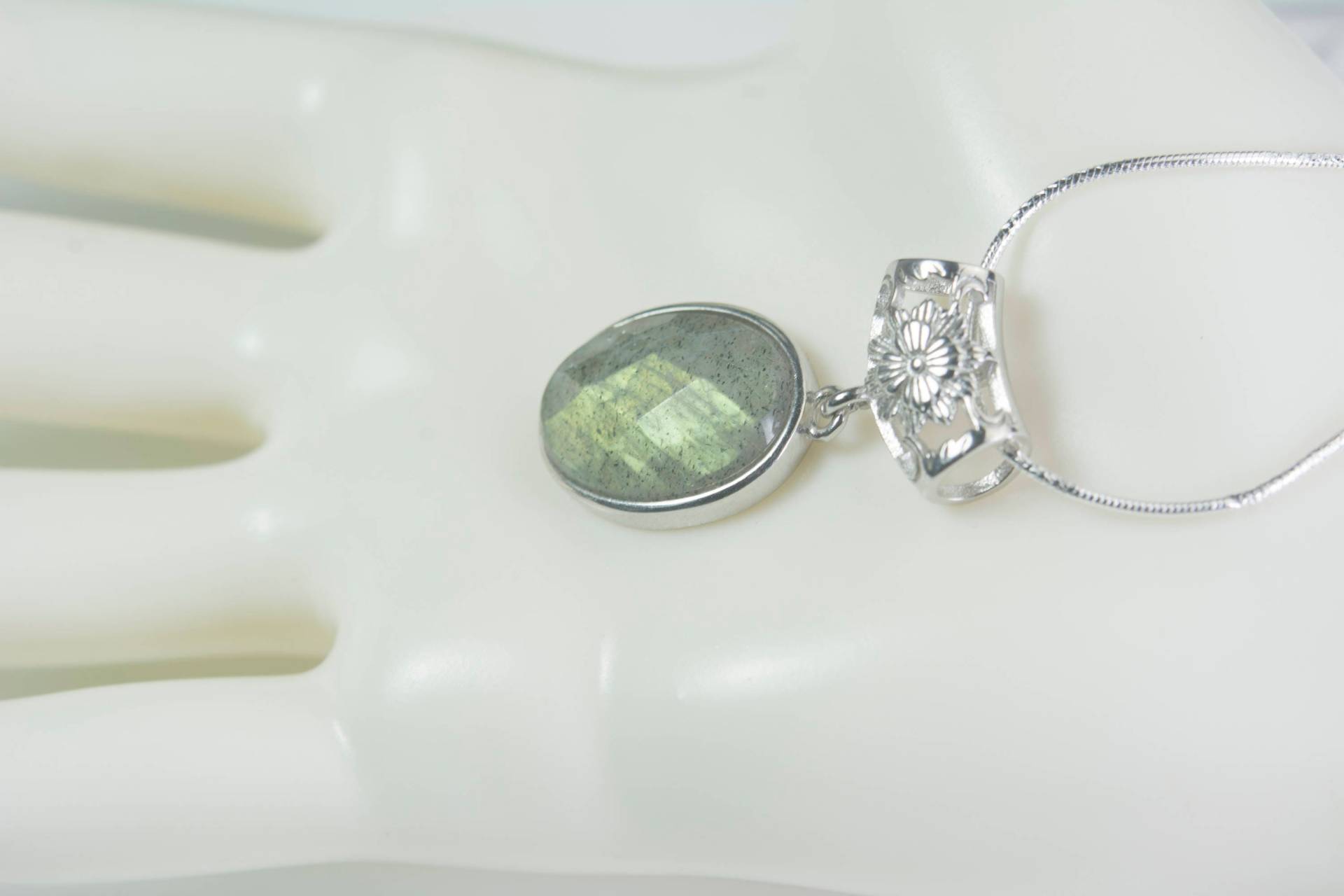 Gelb Flash-Labradorit-Edelstein-Schmuck, Labradorithalskette, Labradorit Stein Halskette Gelb Flash-Labradorit-Edelstein-Schmuck, Labradorithalskette, Labradorit Stein Halskette von VitaGems