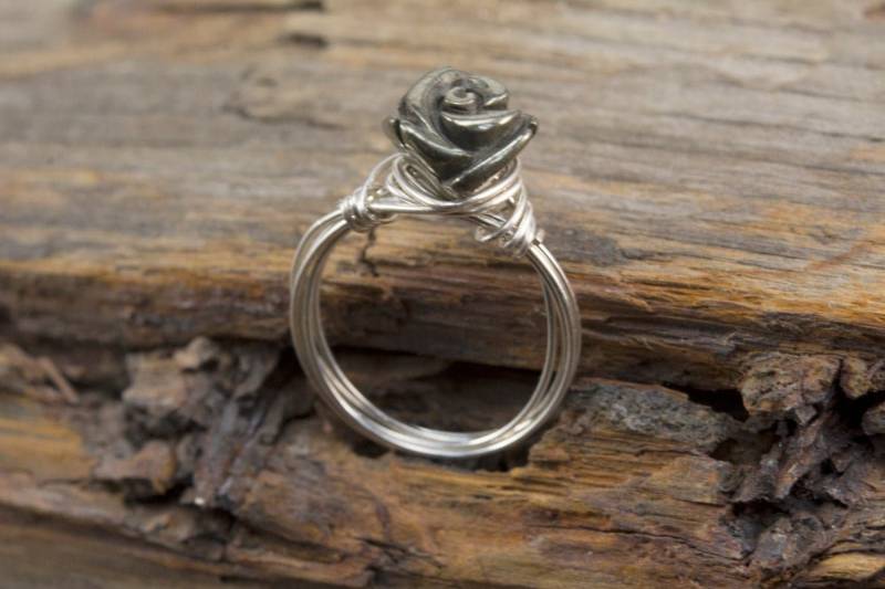 Handgefertigte Drahtgewickelt Ring - Edelstein Blumenring Pyrit Rose Sterling Silberring Handgemachte Schmuck Geschnitzt Eisern Rose-Größe 5, 5 Handgefertigte Drahtgewickelt Ring - Edelstein Blumenring Pyrit Rose Sterling Silberring Handgemachte Schmuck Geschnitzt Eisern Rose-Größe 5, 5 von VitaGems